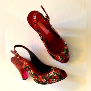 Flirty floral peep toe sling backs 🌺